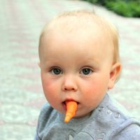 Малышка с морковкой :: Инна Дегтяренко
