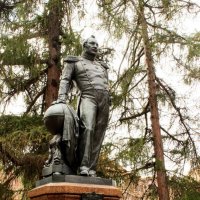 Памятник Ф.Ф. Беллинсгаузену :: Вера Моисеева