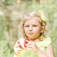 девочка с яблоком :: Yana Odintsova
