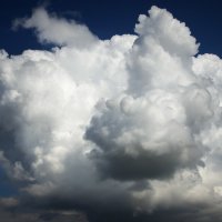 Небо — как будто летящий мрамор с белыми глыбами облаков :: Олег Сидорин