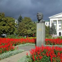 Памятник Юрию Гагарину в Ростове-на-Дону расположен на площади Гагарина :: Татьяна Смоляниченко