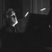 Потрясающий музыкант Антонио Сория (Antonio Soria) играет без света. :: Наталья Щепетнова