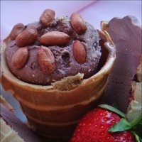 Угощение для любителей шоколадного мороженого и клубники. :: Нина Корешкова