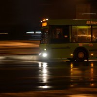 Движущийся транспорт в тёмное время суток :: Марина Романова