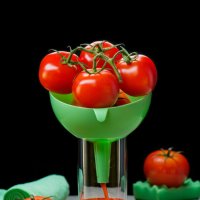По щучьему велению, по моему хотению, помидоры, сами превращайтесь в томатный сок :: Анатолий Тимофеев