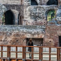 Girl in the Coliseum :: Dmitry Ozersky