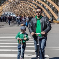 Папа с сыном катаются на самокатах в Сокольниках (Москва) :: Галина Хорцева 