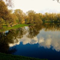 Залюбовались облака в осеннем зеркале пруда... :: Sergey Gordoff