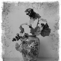Виноградная лоза в китайской вазе :: Nina Yudicheva