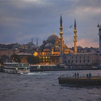 Вид на Новую мечеть в Стамбуле и пролив Золотой рог в вечернее время :: Ирина Лепнёва