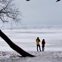 Двое на берегу :: Валентина Папилова