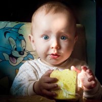 Малыш с кусочком сыра :: Марина Кириллова