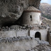 Монастырь, выдолбленный в скале на высоте 150 метров :: Татьяна Манн