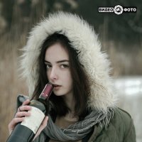 Девушка с бутылкой :: Антуан Мирошниченко