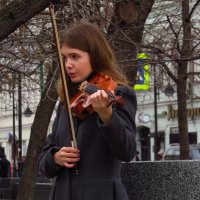Симпатичная уличная скрипачка :: Андрей Лукьянов