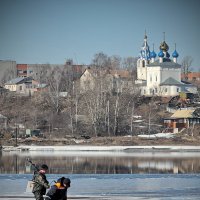 "Не провалиться бы...", на хрупком апрельском льду :: Николай Белавин