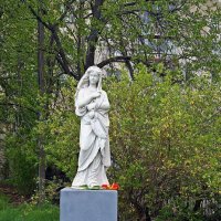 Статуя скорбящей женщины :: Александр Корчемный