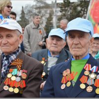 Ветераны в ожидании парада в честь Дня победы над Немецко фашистскими захватчиками в ВОВ 1941-1945 г :: Юрий Ефимов