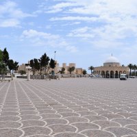 Тунис, г. Монастир. Кладбище Сиди эль Мезри (слева), прямо - крепость Рибат :: Марина 