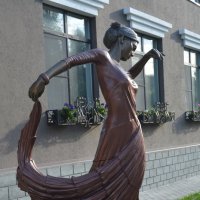 Скульптура балерины около гостиничного комплекса "Арагон" :: Александр Буянов
