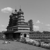 Православный   деревянный   храм   в   Ивано - Франковске :: Андрей  Васильевич Коляскин