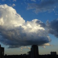 Облака в городе :: татьяна 