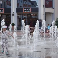 Пешеходный фонтан с группой пенных струй. :: Татьяна Помогалова