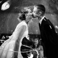 Wedding kiss in buble show :: Станислав Маун