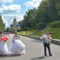 Парад невест. На фотосессию. :: Борис Гуревич 