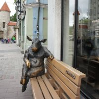 Скульптура коровы в Таллине :: Елена Павлова (Смолова)