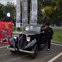 Хозяин машины на ретро выставке. :: Alexandr Yemelyanov