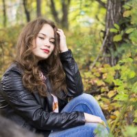 Красивая девушка в парке на камне :: Светлана Бурлина