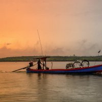 Утро,дождик и рыбак...Таиланд! :: Александр Вивчарик