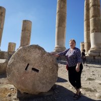 Туристка у среза античной 1в.н.э, колонны храма Геркулеса. :: Жанна Викторовна