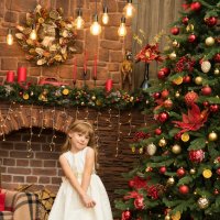 Милая девочка у новогодней елки стоит в белом платье :: Ирина Вайнбранд