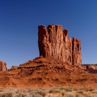 Проезжаем мимо скалы "Верблюд" (Camel Butte, Долина Монументов, США) :: Юрий Поляков