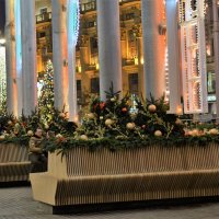 Рождественские скамейки на Манежной! :: Татьяна Помогалова