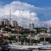 Кучевые облака над Владивостоком :: Абрис 