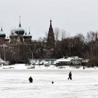 1 января нового 2018 года, на льду Которосли, вид на храмовый комплекс в Коровниках :: Николай Белавин