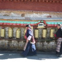Тибет. Молитвенные барабаны возле Поталы :: Tata Wolf
