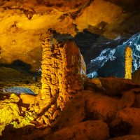 Карстовая пещера на одном из островов Ха-Лонг... :: Cергей Павлович