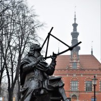Памятник Яну Гевелию - пивовару и астроному. Гданьск. :: Марина 