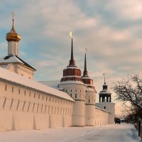 На закате январского дня, возле древних стен Толгского монастыря :: Николай Белавин