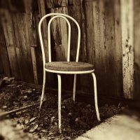 Одинокий стул... :: Ирина Гафинец