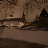 Псковский кремль зимним вечером :: Михаил Юрьевич