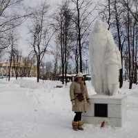 У памятника солдату в Люберецком парке. :: Ольга Кривых