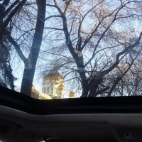 Храм Христа Спасителя сквозь прозрачную крышу автомобиля :: татьяна 