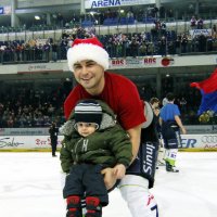 Мой внук Томас на руках  у канадского хоккеиста... :: backareva.irina Бакарева