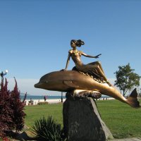 Новороссийск. Скульптура "Дельфин и русалка" :: Larisa-A-T 