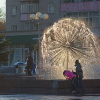 Фонтан в лучах заката, это круто. :: Михаил Полыгалов